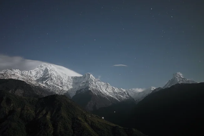 Bergpanorama bei Nacht über den Alpen
