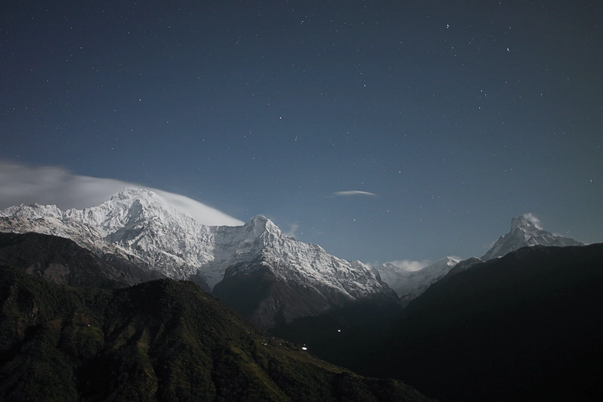 Bergpanorama bei Nacht über den Alpen
